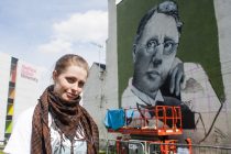 Artist Sarah Yates of Fawnagraphic with her 42 foot portrait of Harry Brearley, who discovered stainless steel in Sheffield 100 years ago
2 May 2013
Image © Paul David Drabble