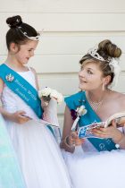 Buxton Well Dressing Festival and Buxton Well Queen Coronation. The current (retiring) Buxton Well Queen Lauren-May Lomas with Rosebud Mia Grace Voigt
7 July 2013
Image © Paul David Drabble
www.pauldaviddrabble.co.uk