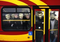 Protesters arrive by bus to join an anti-Scientology demonstration outside the Church of Scientology in London April 12, 2008. The group, calling itself "Anonymous", called for a day of worldwide picketing of the Church.  REUTERS/Luke MacGregor (BRITAIN) - RTR1ZELU