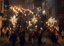 England, UK . 5.11.2018. Lewes . Lewes Bonfire. Procession of the Martyrs’ Crosses, commemorating the 17 Protestant martyrs from Lewes burned at the stake for their faith during the 16th century persecutions of Mary 1st.

Copyright © 2018 Andrew Wiard

T: +44 (0) 7973 219201
W: www.reportphotos.com
