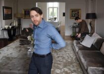 HBO Succession S2 05.23.2019 Scotland
207/ 23.24.25pts
INT LOGAN'S LONDON RESIDENCE - LIVING ROOM
Logan calls the troops on how to handle the Doddy situation.
Succession S2 | Sourdough Productions, LLC
Silvercup Studios East - Annex
53-16 35th St., 4th FloorLong Island City, NY 11101
Office: 718-906-3332