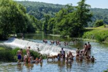 24.06.20. WEATHER SOMERSET.
People enjoy the water at Warleigh Weir on the river Avon near Bath in Somerset as temperatures soar across the UK after coronavirus lockdown restrictions continue to be eased.
