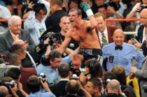 BERNARD HOPKINS VS JOE CALZAGHE
The Planet Hollywood Ring, Thomas and Mack Center, Las Vegas, 19.04.08.
Joe Calzaghe celebrates his victory over Bernard Hopkins on his father Enzo's shoulders after the fight.
PIC Andrew Lloyd
© WALES NEWS SERVICE