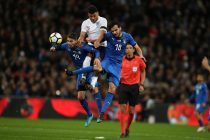 Alex Oxlade-Chamberlain of England © is squeezed between Italy's Jorge Luiz Jorginho (l) and Marco Parolo of Italy (r). Football International friendly, England v Italy at Wembley Stadium in London on Tuesday 27th March 2018. Editorial Use Only
pic by Andrew Orchard/Andrew Orchard sports photography