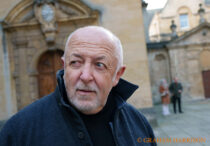 BBC international editor Jeremy Bowen in front of the Chancellor’s Court, part of the Bodleian Libraries, before his talk ‘The Making of the Modern Middle East: A Personal History’ at the Sheldonian Theatre during the 2023 FT Weekend Oxford Literary Festival, 27 March 2023. Photo © Graham Harrison.