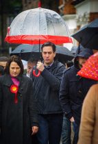 © Licensed to London News Pictures. 09/11/2013 London, UK. Labour Party leader Ed Miliband walks through Crouch End with Labour prospective parliamentary candidate for Hornsey and Wood Green, Catherine West during a visit to the constituency.
Photo credit : Simon Jacobs/LNP