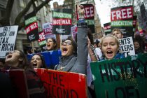 © London News Pictures.  Thousands of students march through the streets of London as part of a national protest against tuition fees, education cuts and student debt on November 19, 2014.  Photo credit : Ben Cawthra/LNP.