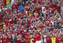 Arsenal fans react after Arsenal's Kieran Gibbs (C) missed a chance to score during their FA Cup final soccer match against Hull City at Wembley Stadium in London, May 17, 2014. REUTERS/Eddie Keogh (BRITAIN - Tags: SPORT SOCCER TPX IMAGES OF THE DAY) - RTR3PLWI