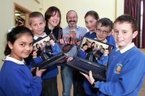 XXXX-4 GT SAMPFORD SCHOOLWinners for the Uks most accessable web site for the disabled.Heather Lander & Designer Graeme Whippy with pupilsGeorgina / Jordan / Fraser / Edward / Katie Picture by Doug Blanks