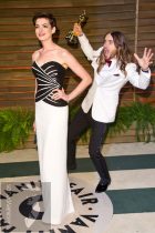 Anne Hathaway 'photobombed' by Jared Leto