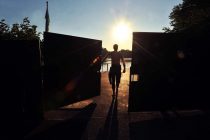 23/07/12.
METRO FEATURES : TRIATHLON.
METRO JOURNALIST WARREN POLE UNDERTAKES AN OLYMPIC STYLE DIY TRIATHLON IN HYDE PARK & THE NEARBY MALL & BUCKINGHAM PALACE.
CREDIT: DANIEL LYNCH.
07941 594 556.
https://www.lynchpix.co.uk