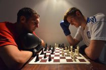 02/12/13.
FT WEEKEND : CHESSBOXING.
PICTURE SHOWS A CHESSBOXING TRAINING SESSION AT A GYM IN THE TOWER HILL AREA OF CENTRAL LONDON.
CREDIT: DANIEL LYNCH.
07941 594 556.
www.lynchpix.co.uk