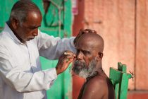 Varanasi, Uttar Pradesh, India. 26th April, 2014. A man undertakes Mundana at Varanasi, India. The Hindu ritual of head shaving signifies surrender and humility and it is one of the first rituals observed when a Hindu pilgrim reaches a place of sacred significance. // Lee Thomas, Flat 47a Park East Building, Bow Quarter, 60 Fairfield Road, LONDON, E3 2UT. Tel. 077 8414 2973. Email: leepthomas@gmail.com  www.leept.co.uk