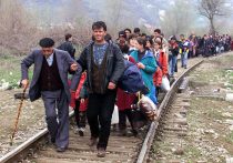 EXPRESS. 2.4.1999. MACEDONIA/KOSOVO BORDER.

PHOTOGRAPH BY NIGEL WRIGHT.

OPS. PART OF THE LONG LINE OF MISERY AS KOSOVAN REFUGEE'S FROM PRISTINA TRUDGE TO SAFETY IN MACEDONIA ALONG THE MAIN RAIL LINE.