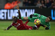 Lukasz Fabianski , the Swansea city goalkeeper makes a save to deny Sadio Mane of Liverpool. Premier league match, Swansea city v Liverpool at the Liberty Stadium in Swansea, South Wales on Monday 22nd January 2018.
pic by Andrew Orchard, Andrew Orchard sports photography.