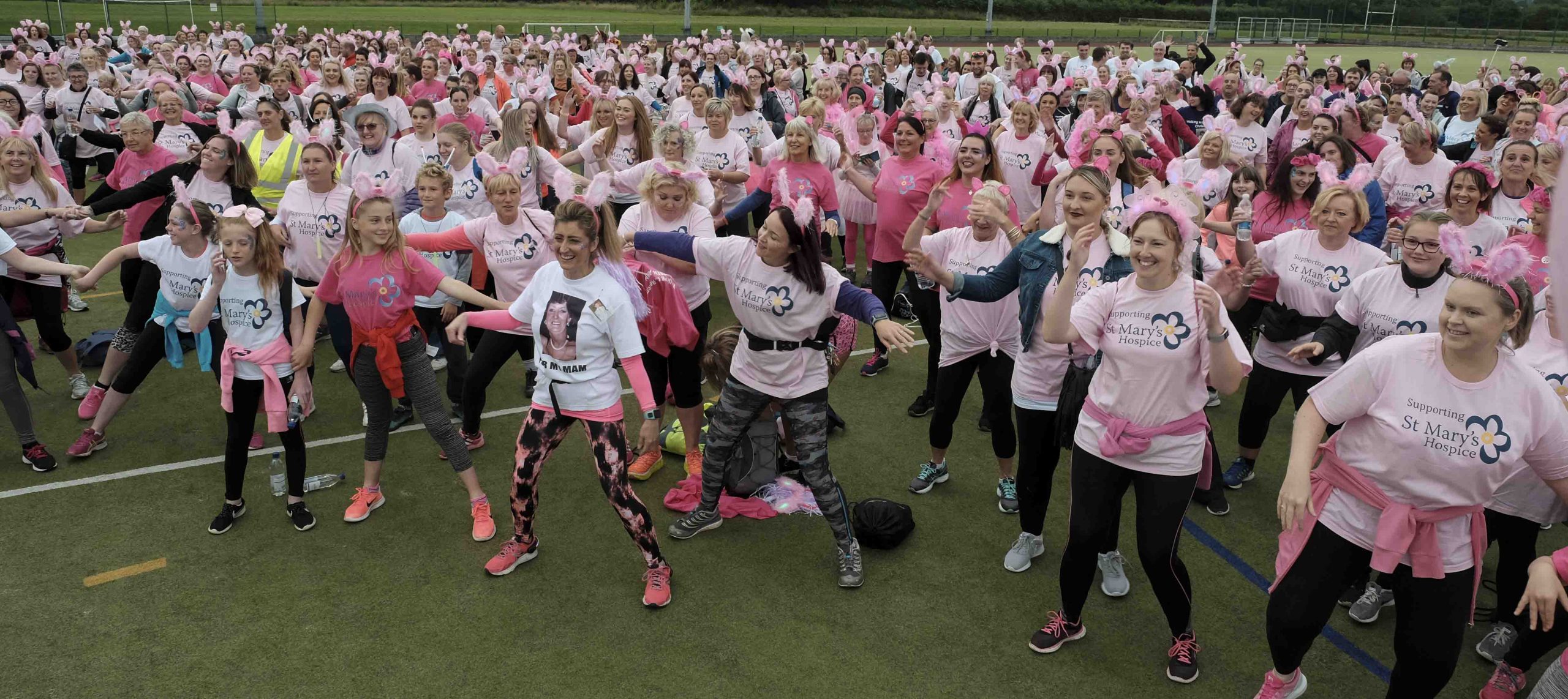 Walk to remember 2017. The 700 strong crowd get warmed up on the astro turf. 7th July 2107. MILTON HAWORTH.